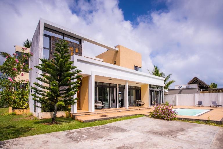 Villa Fitz: Sunlit Beach Getaway w/ Pool + WIFI - B&B Belle Mare
