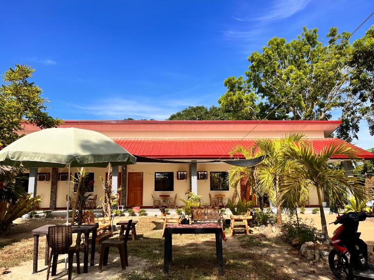 La Casa d Aitor Poolside Apartments with Wood Fired Pizza near city center - B&B Puerto Princesa City