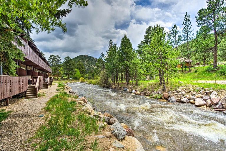 Cozy Condo on Fall River - 1 Mile to RMNP Gate! - Bed and Breakfast Estes Park