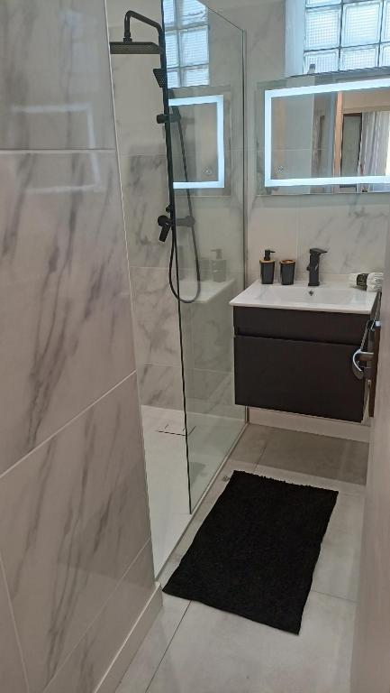 Charmante maison de ville avec parking privé - B&B Nîmes