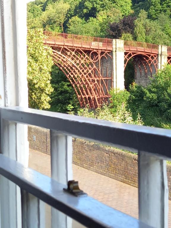 Ironbridge View Townhouse - WINNER 2026 UK MOST PICTURESQUE SELF-CATERING HOLIDAY HOME & 2026 SELF-CATERING ACCOMMODATION OF THE YEAR - B&B Ironbridge