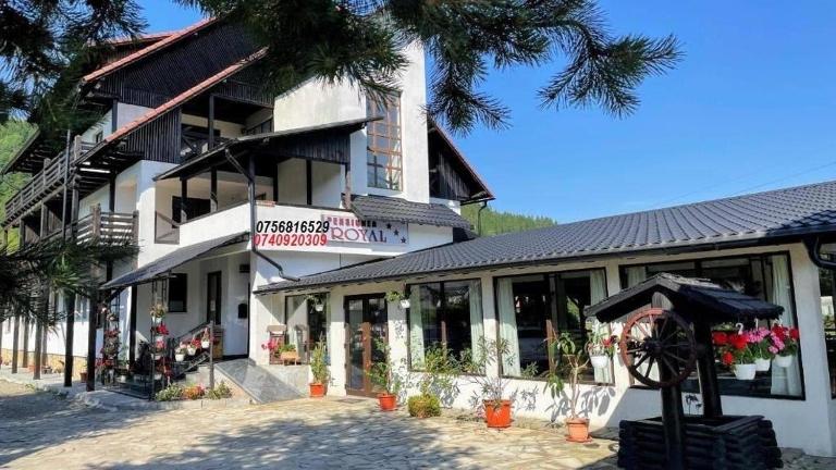 Royal Bucovina Residence Adults Only-Self check-in - B&B Campulung Moldovenesc