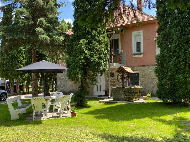 Patak-parti Vendégház - Bed and Breakfast Bakonynána