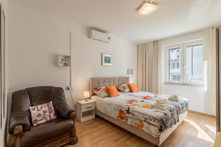 Garden Apartment Dina with free Parking - Chambres d'hôtes Split