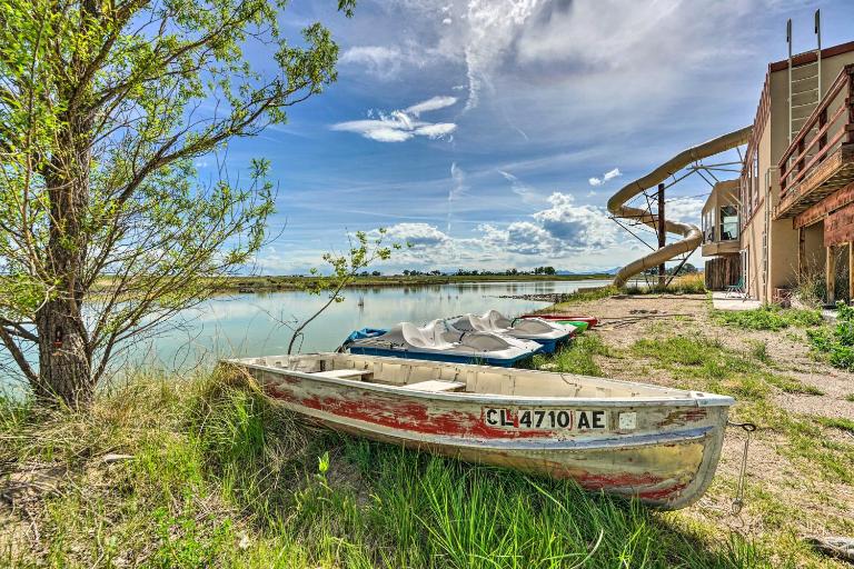 Lakefront Country Home w/ Waterslide & Trampoline! - B&B Wheatland