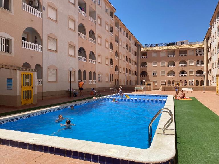 Amazing 2-bedrooms apartment with pool Torrevieja center - B&B Torrevieja