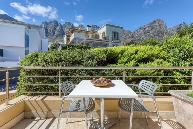 Backup-Powered Camps Bay Garden Apartment - B&B Cape Town