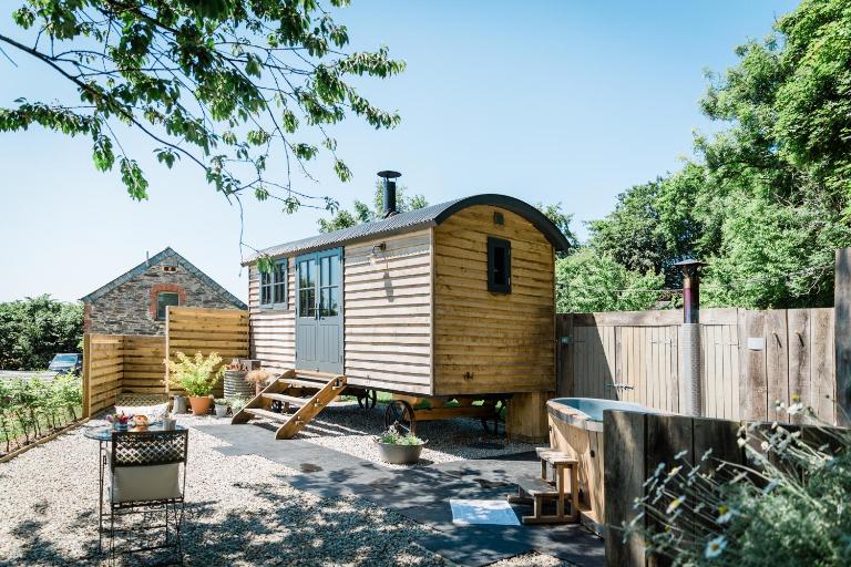 Boutique Cornish Shepherd's Hut with Hot Tub - B&B Launceston