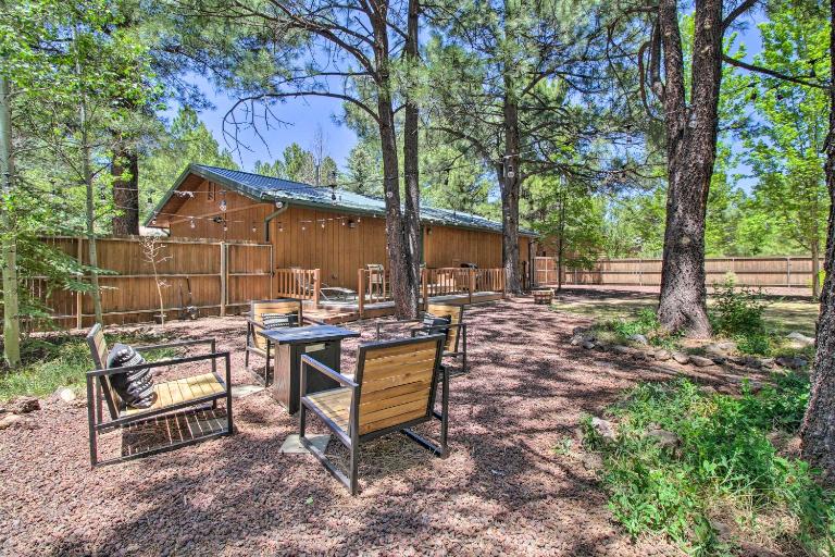 Cozy Forest Retreat! Pet-Friendly Pinetop Cabin - B&B Indian Pine