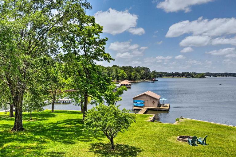 Roomy Texas Lake Retreat w/ Private Boat Ramp - Bed and Breakfast Coffee City