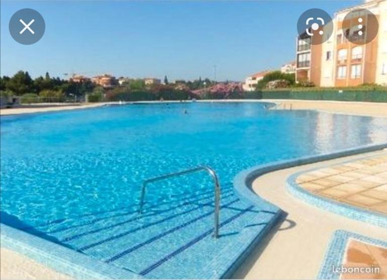 T2 climatisé au LAGON BLEU classé 2 étoiles, garage box ferme, tennis, piscine de 1200 m2 - Chambres d'hôtes Fréjus