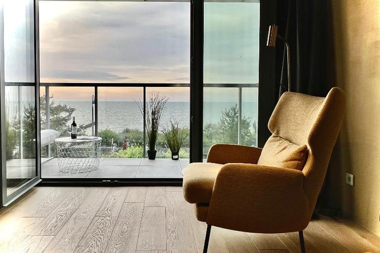 Tuż przy plaży - nowoczesny apartament z tarasem i pięknym widokiem na Bałtyk - B&B Mielno