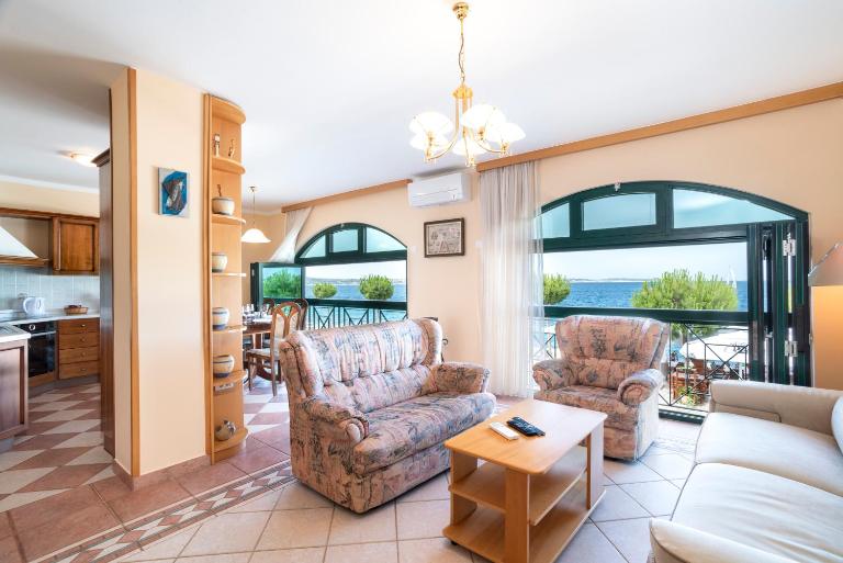 Beachfront Apartment SunVita by Locap Group - Bed and Breakfast Piran