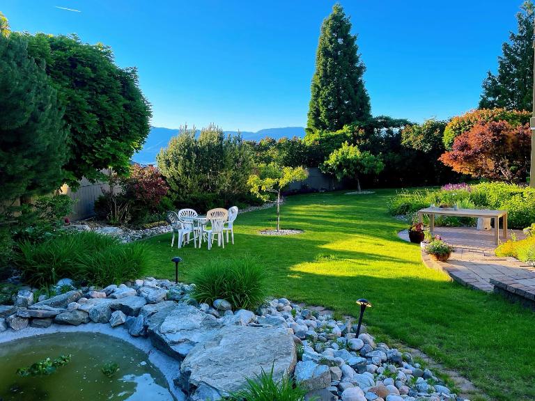 Spacious and quiet garden view room - B&B Kelowna
