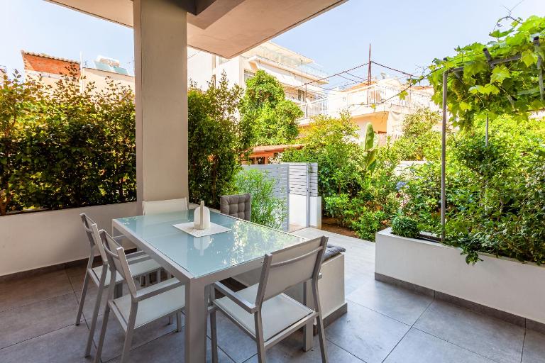 Elegant Garden Apartment Walk to Kalamata Center 2BR - B&B Kalamata