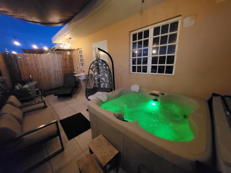 Private Jacuzzi Oasis with Mountain Views and FREE Parking - B&B Ponce
