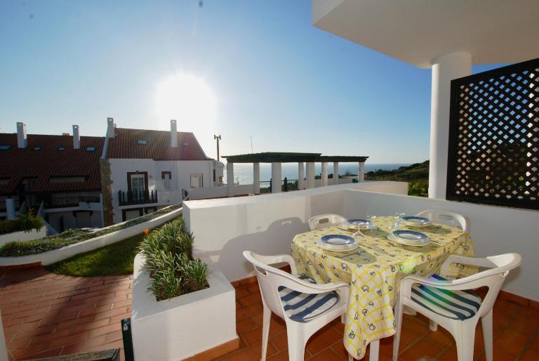 Orange - Ground floor sea view apartment in amazing complex with 3 pools - Bed and Breakfast São Martinho do Porto