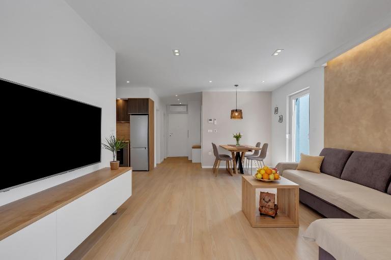 Apartman Roza, prekrasni novi apartman s parkingom - B&B Makarska