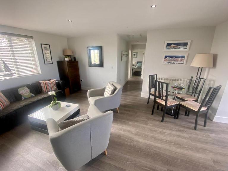 2 Bedroom cottage sleeps 4 with Hot-tub, & shared Pool use - B&B Sennen