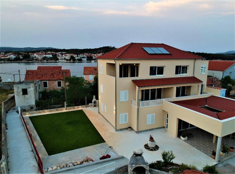 Pekasovi Seaview Apartament on a beautiful island Krapanj - B&B Sebenico
