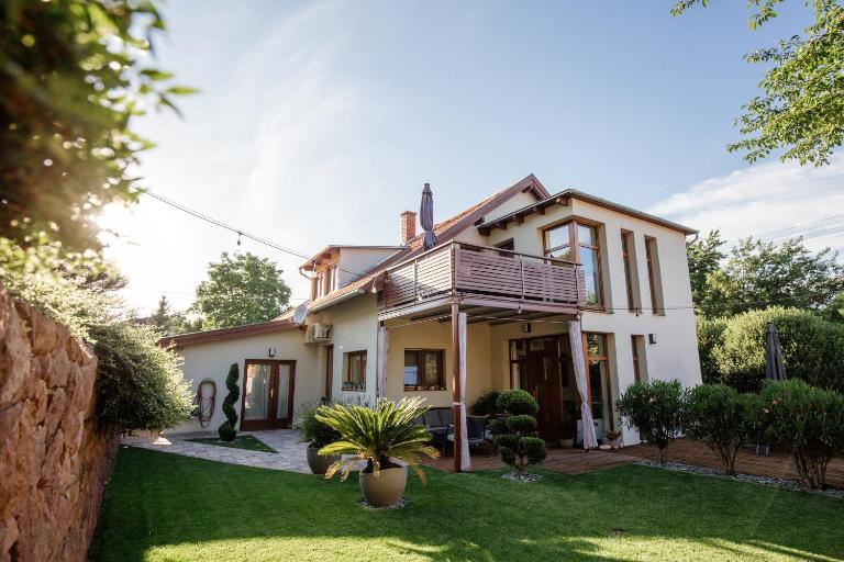 Csendeskert Wellness Apartments - Garden, grill, chill - Bed and Breakfast Balatonalmádi