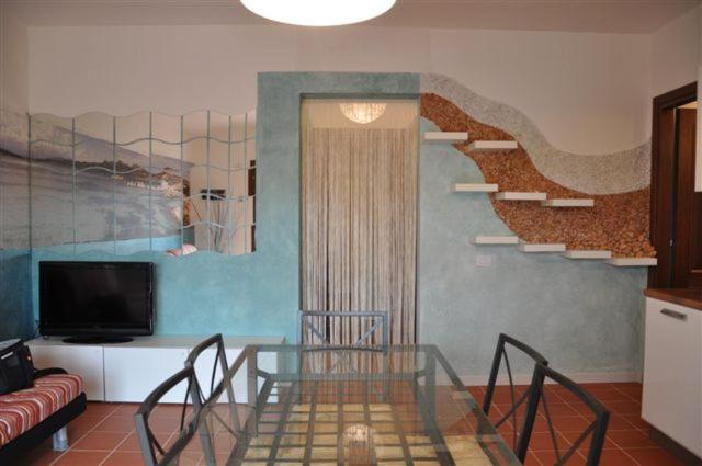 La Casa Degli Specchi-villetta con due giardini - Chambres d'hôtes La Maddalena