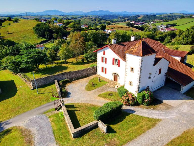 Maison confortable à Bardos avec vue sur montagne - B&B Bardos