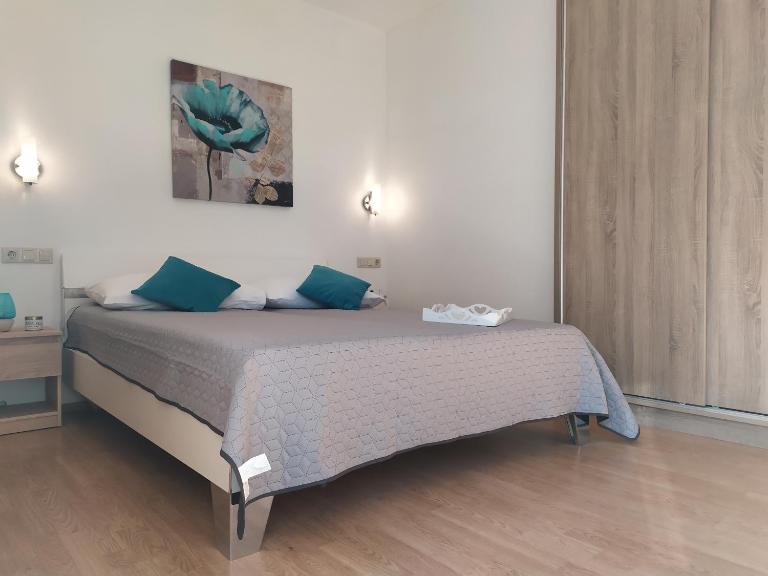 Lovely 2-bedroom, 2-bathroom apartment with sea view balcony, 200m from beach - Chambres d'hôtes Duće