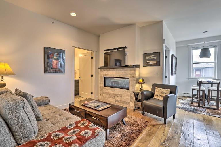 Grand Lake Condo w/ Balcony & Mountain Views - B&B Grand Lake