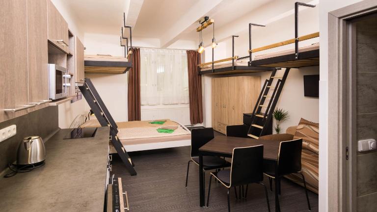 Flying Bed Apartment close to Prague Castle and Airport - B&B Prague