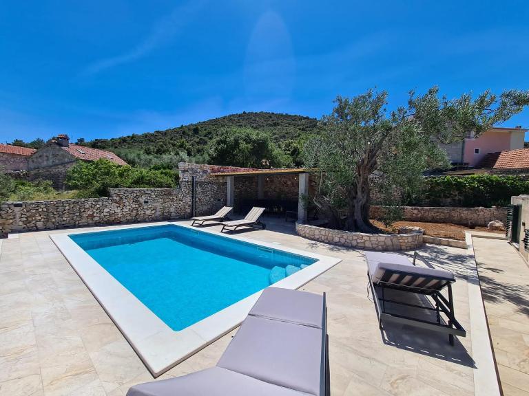 Olive Tree - House with Pool - Bed and Breakfast Vinišće