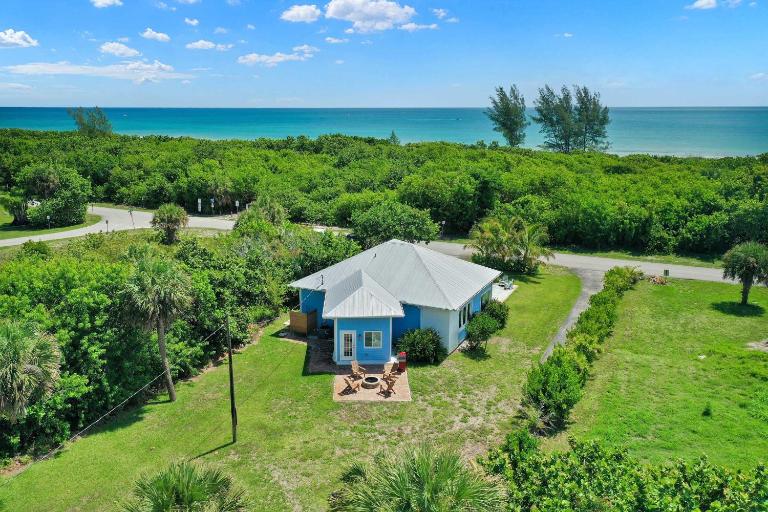 Hutchinson Island Cottage: Steps to the Beach - B&B Fort Pierce