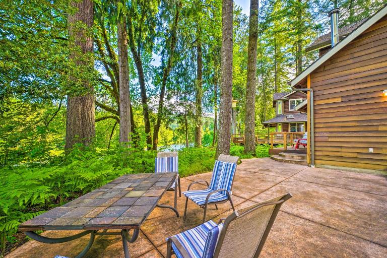 The River House' w/ Deck, on McKenzie River! - B&B Springfield