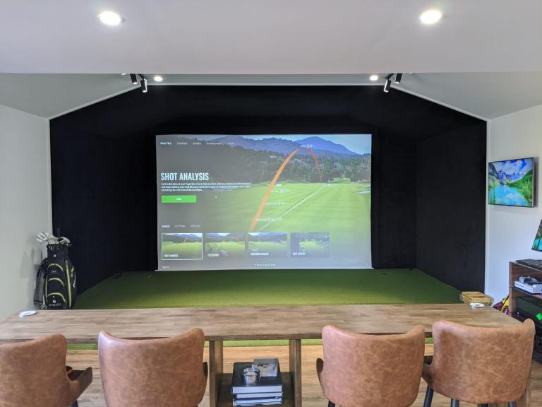 Golfers dream Guest suite with onsite golf studio available for booking by guests - B&B Strathkinness