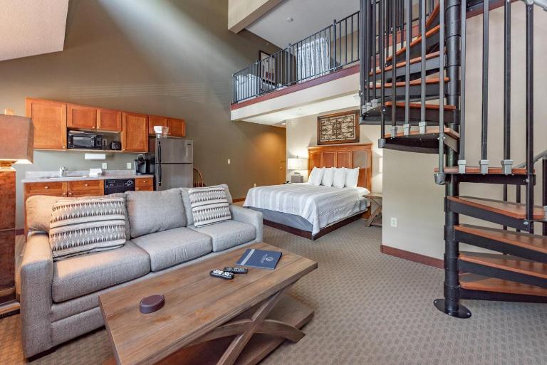 A304 Studio & Loft Standard View - B&B Oakland