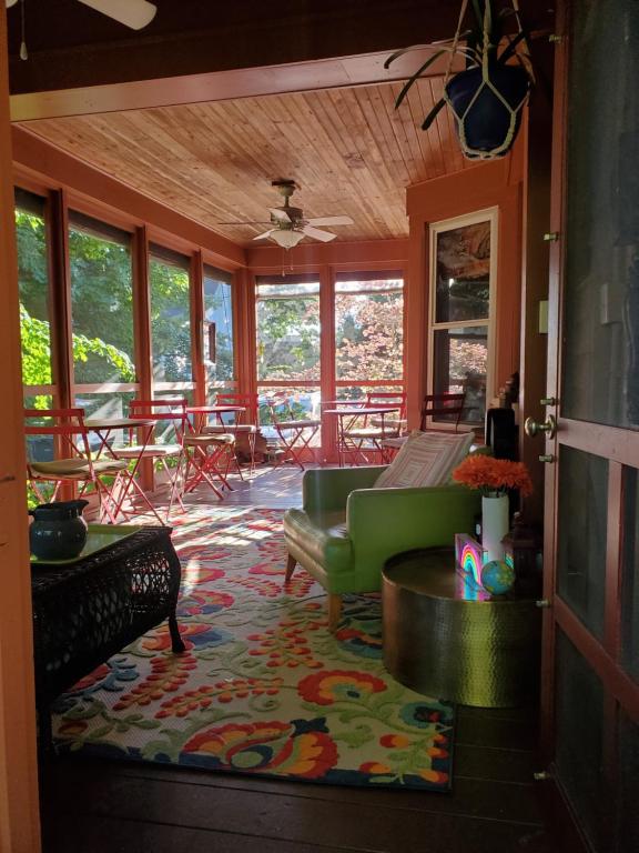 Twin Oaks Inn - B&B Saugatuck