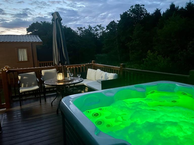 Carre Retreat with private hot tub - B&B Felton