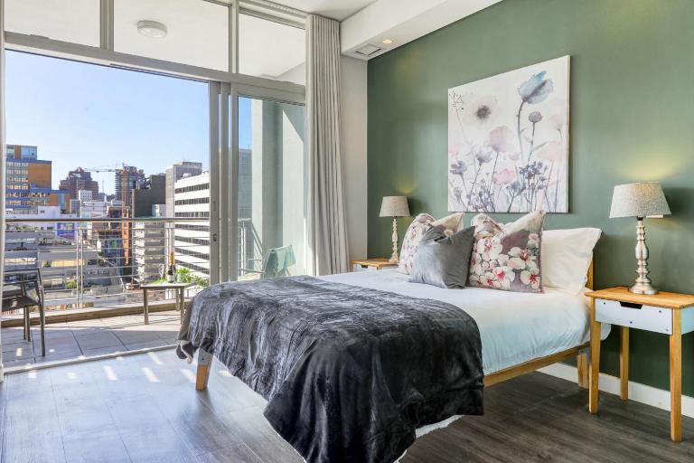 Backup-Powered Colourfull City Balcony Apartment - B&B Ciudad del Cabo