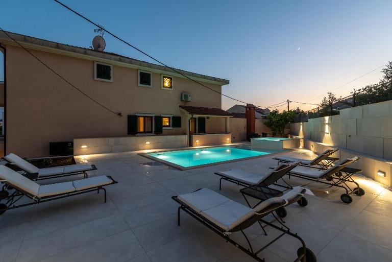 Villa Lavandula with heated swimming pool - Chambres d'hôtes Trogir