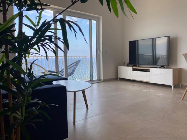Lovely Sea View 3 Bedroom Apt in Marsalforn Gozo. - Bed and Breakfast Żebbuġ