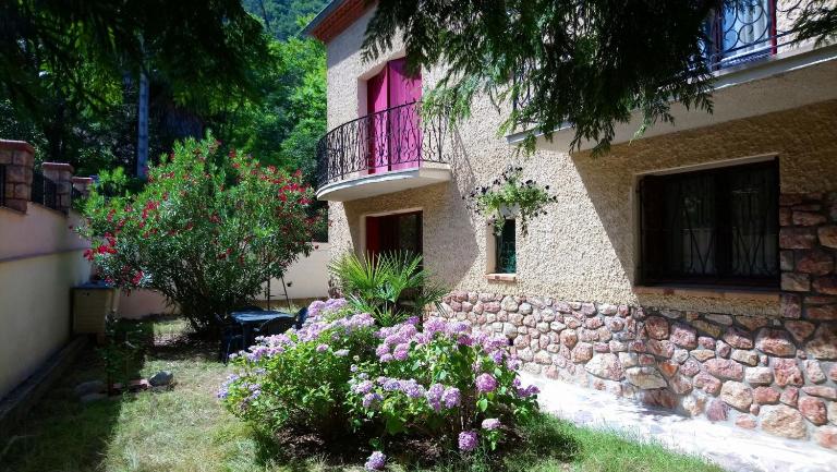 Appartement 48 m2 avec jardin au rdc dans villa à 5 min à pied des Thermes de Vernet-les-Bains, location de samedi à samedi - Ferienwohnung Vernet-les-Bains