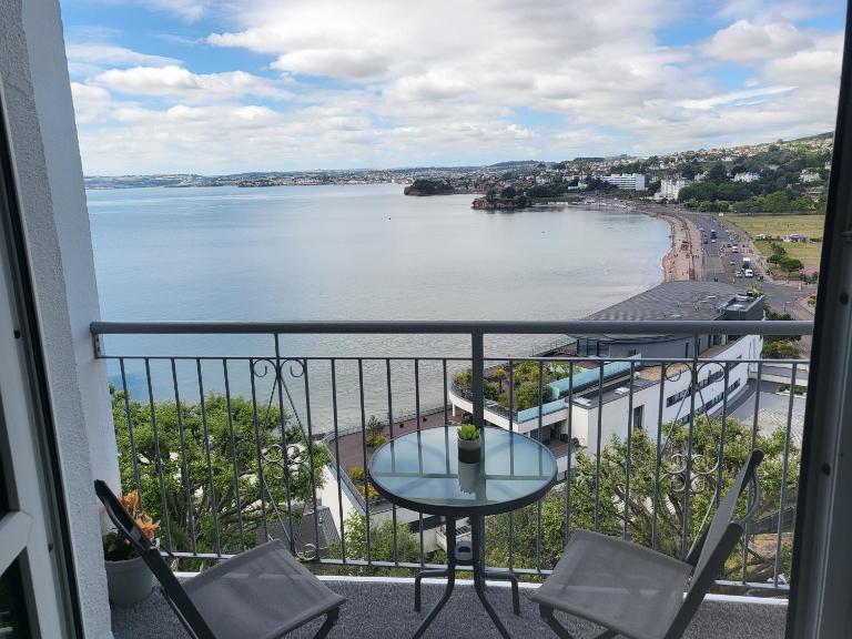 Loveliest Homes Torquay - 3 bed, 2 bathroom, balcony, parking - B&B Torquay