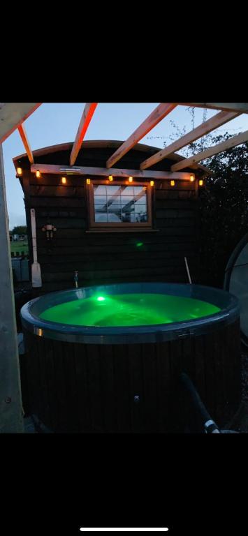 Four seasons Shepard hut with wood fuel hot tub Country retreat wood can be supplied for extra - Chambres d'hôtes Hereford