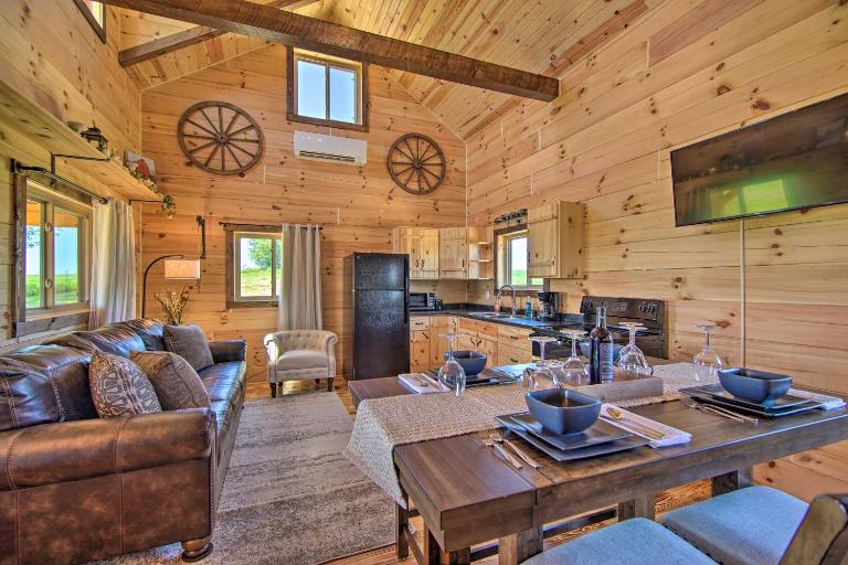 Cabin on 35-Acre Farm in Blanchardville w/ Trails! - Chambres d'hôtes Blanchardville