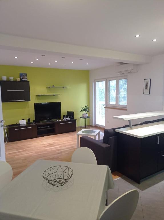 Apartment Petar - 20 meters from the Beach - Chambres d'hôtes Gradac