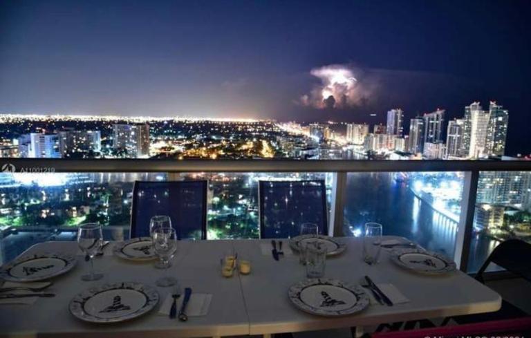 Stunning Penthouse Suite Waterfront 2BD 2BA - B&B Hallandale Beach