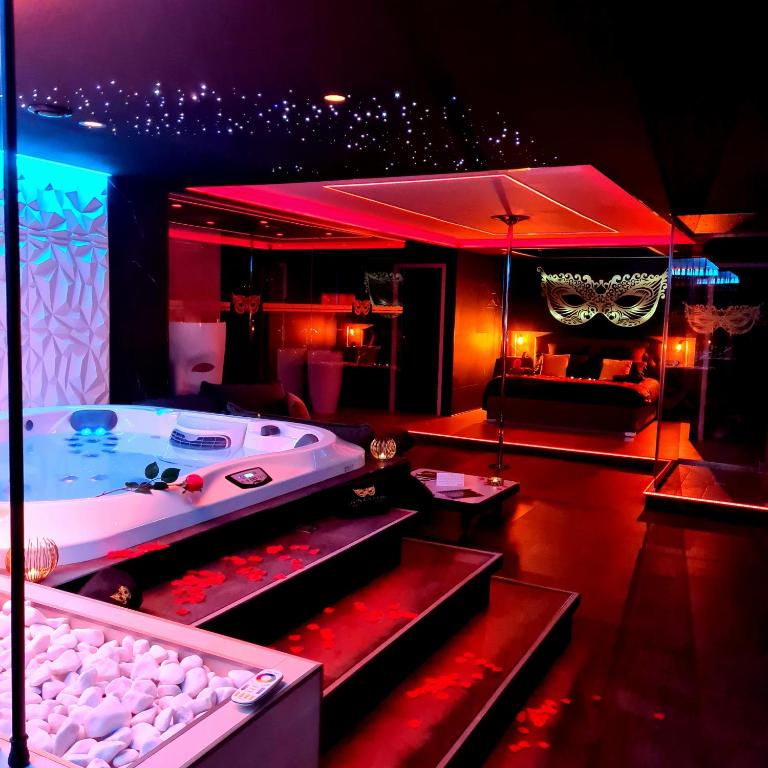 LES SECRETS ROOMS, LOVE ROOM DE LUXE AVEC JACUZZI - Bed and Breakfast Rivesaltes
