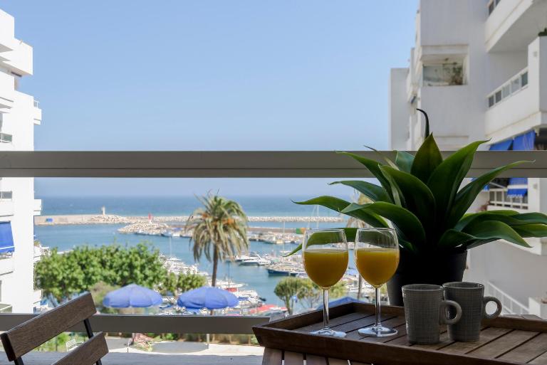 Estepona Marina with Sea Views, Pool and Parking - Chambres d'hôtes Estepona