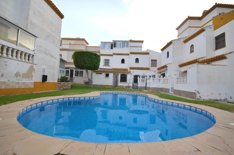 Agradable adosado con piscina - B&B Torrevieja