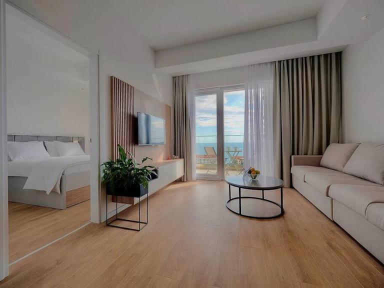 Lovely Partial Sea View one bedroom flat in Horizon Residences A22 - Bed and Breakfast Bečići